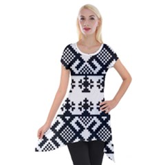 Model Traditional Draperie Line Black White Triangle Short Sleeve Side Drop Tunic by Mariart