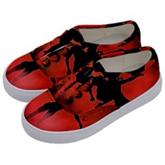 Dancing Couple On Red Background With Flowers And Hearts Kids  Classic Low Top Sneakers by FantasyWorld7