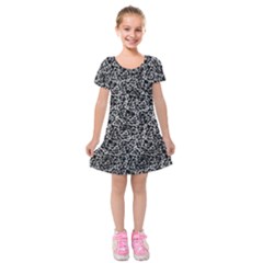 Dark Black And White Floral Pattern Kids  Short Sleeve Velvet Dress by dflcprintsclothing